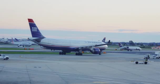 USAirway aviões táxi no lugar antes da decolagem — Vídeo de Stock