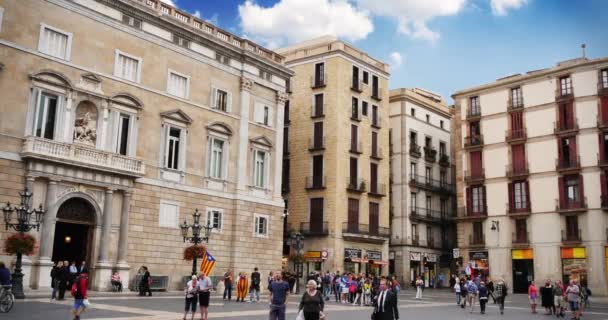 Toeristen en bezoekers verzamelen in Plaza de Sant Jaume — Stockvideo