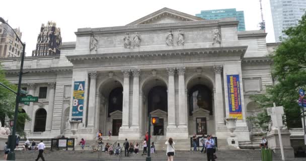 New York City - Circa juli 2014 - människor besöker New York Public Library på 5th Avenue på Manhattan. — Stockvideo