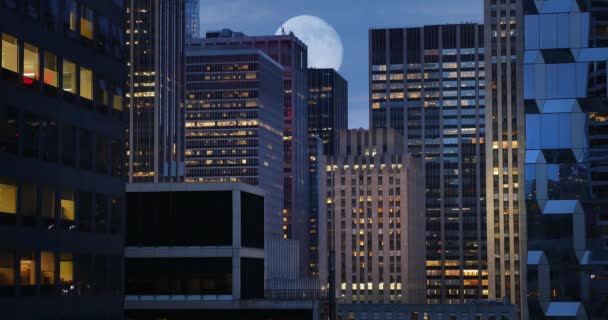 4K fullmåne över Manhattans skyline — Stockvideo