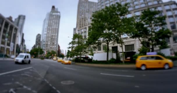 Intersecção de tráfego 4K Manhattan estabelecendo shot — Vídeo de Stock