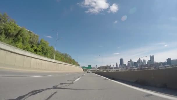 Rijden in het centrum van Pittsburgh — Stockvideo