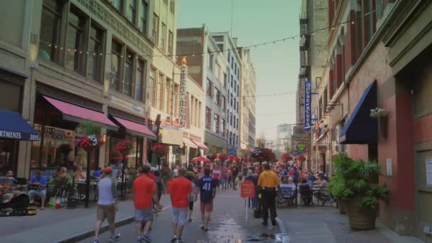 Forgalmas és népszerű Kelet 4th Street-ban a belvárosban Cleveland — Stock videók