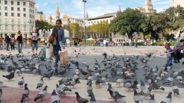Tourists at Plaza de Catalunya — Stock Video