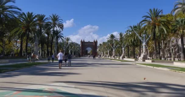 Touristen besuchen den Arc de Triomf in Barcelona. — Stockvideo