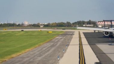 Usairways jetliners sıraya ve kalkış için bekleyin.