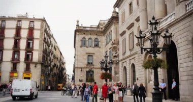 turistler ve ziyaretçiler Plaza de Sant Jaume toplamak
