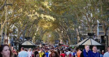 La Rambla sokakta Turistler
