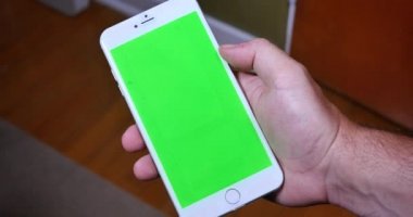 Bir adam portre modunda bir akıllı telefon tutar