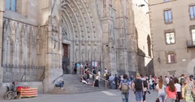 Turistler Barselona Katedrali ziyaret.