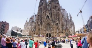 Turistler La Sagrada Familia ziyaret