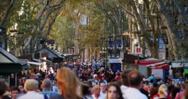 La Rambla sokakta Turistler