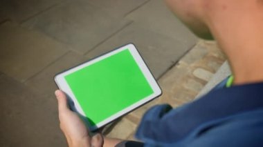 4k adam yeşil ekran Tablet Pc dışında Closeup tutar.