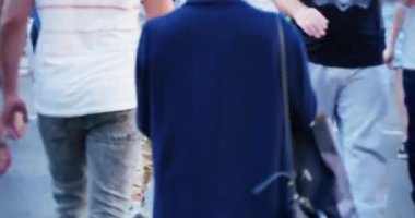 Turistler ve yayalar sokaklarda ve kaldırımlarda yürüyor