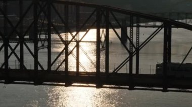 Pittsburgh T Monongahela Nehri üzerinde gece karanlığında yolculuk.