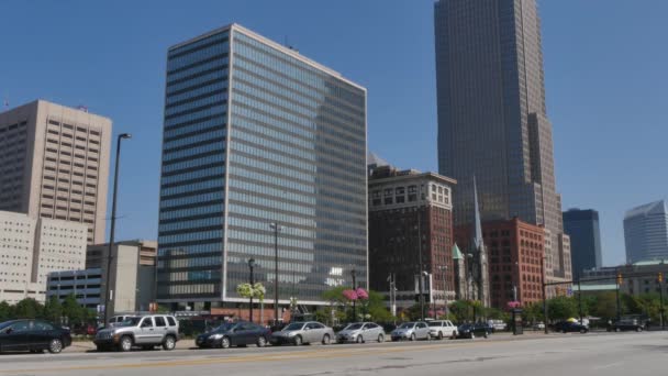 Trafik och byggnader på Superior Avenue i centrala Cleveland — Stockvideo