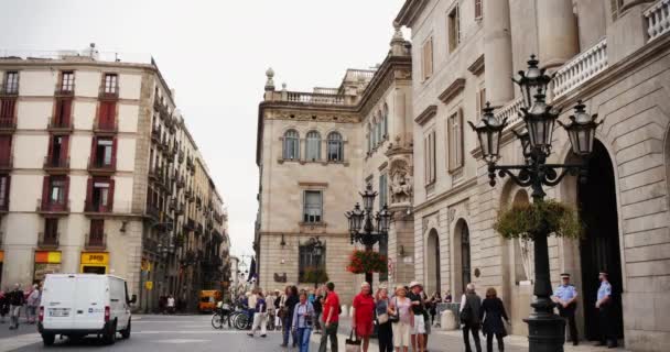 Turisti e visitatori si riuniscono in Plaza de Sant Jaume — Video Stock