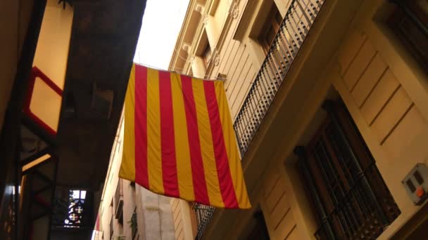 Drapeau de Catalogne accroché entre deux bâtiments — Video