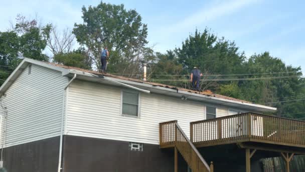 屋根葺き職人の古い鉄片を除去 — ストック動画