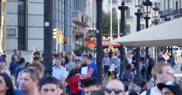 Туристы рядом с La Rambla , — стоковое видео