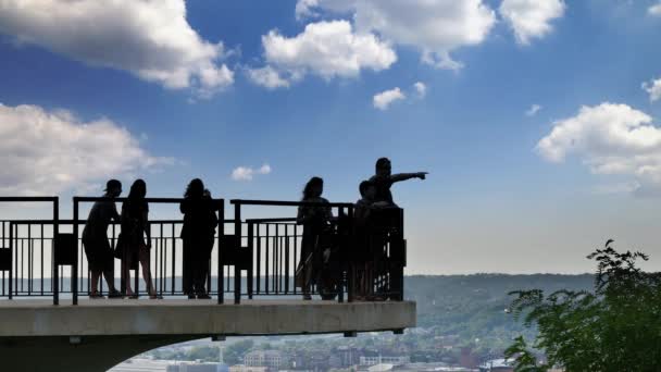 Los turistas se reúnen en un punto de vista sobre el monte. Washington. — Vídeo de stock