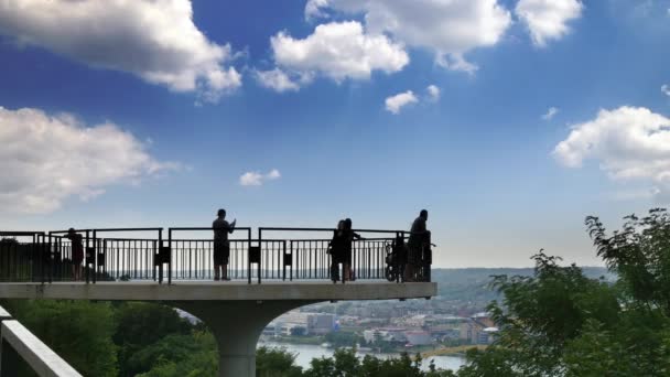 Turister samlas på en overlook på Mt. Washington — Stockvideo