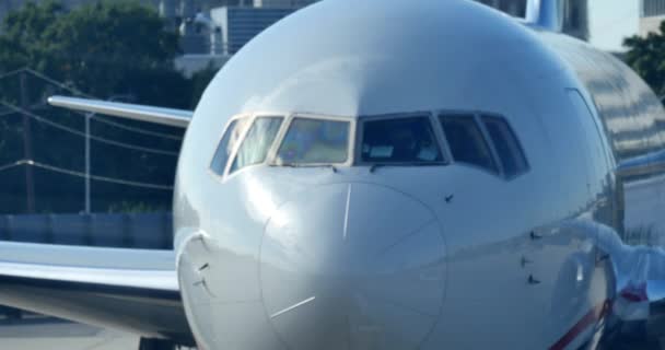 Un avión USAirway es empujado hacia atrás desde la puerta — Vídeo de stock