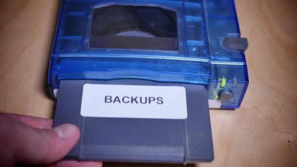 Usar una unidad de disco externa para hacer copias de seguridad o restaurar una computadora — Vídeo de stock