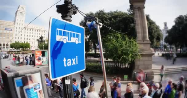 Mensen die op een taxi wachten — Stockvideo