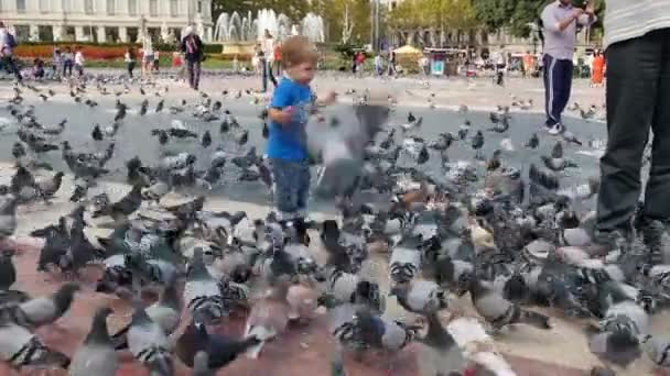 Τουρίστες στην Plaza de Catalunya — Αρχείο Βίντεο