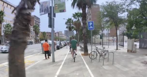 Turister på cyklar i centrala Barcelona — Stockvideo