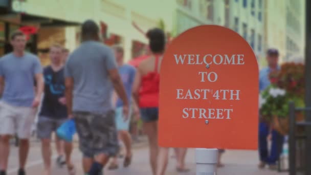 Drukke en populaire East 4th Street in het centrum van Cleveland — Stockvideo