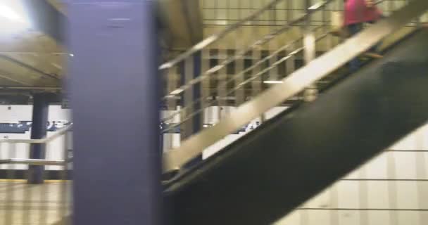 4K μετρό του Μανχάταν αφήνει τον σταθμό 42 ND Street POV — Αρχείο Βίντεο