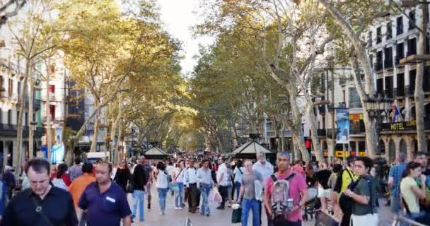 Toeristen aan de straat van La Rambla — Stockvideo