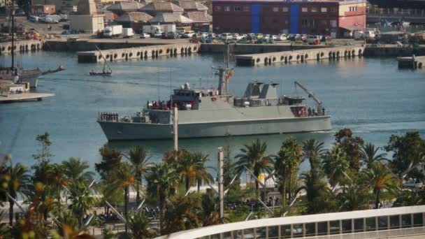 En militär Ship drar in i Port i Barcelona. — Stockvideo