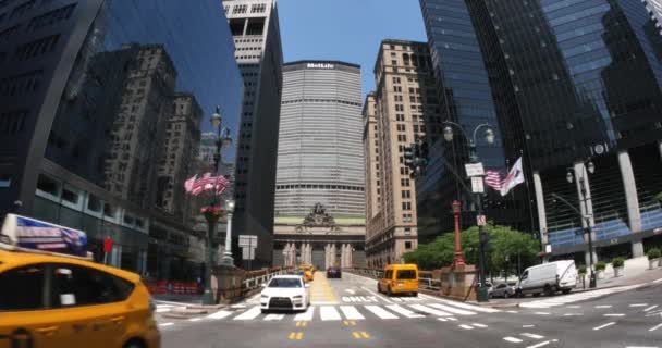 New York City - Temmuz 2014 - yaklaşık New York City'deki Grand Central Station dış kurulması bir atış. — Stok video