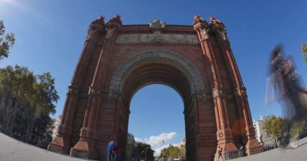 Turistler Barselona Arc de Triomf ziyaret. — Stok video