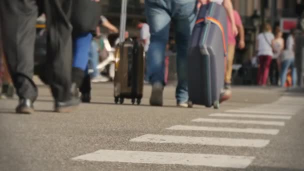 Tourists and pedestrians walk the streets and sidewalks — Stock Video