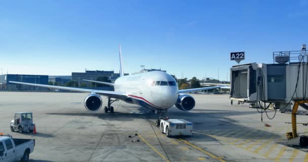 USAirway jetliner is pushed back from the gate — Stock Video