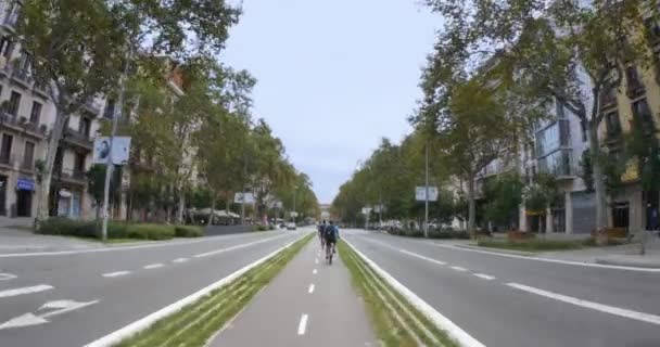 Turistas en bicicleta en el centro de Barcelona — Vídeo de stock