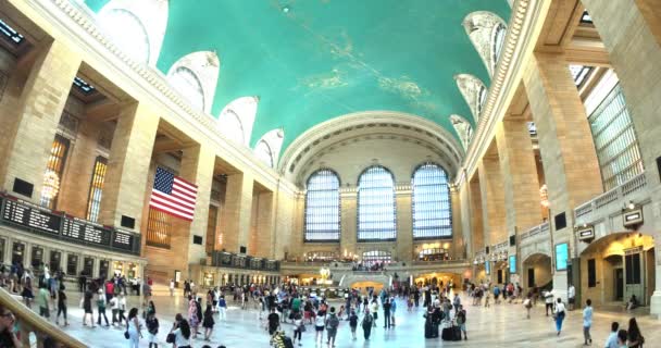 New York City - cca červenec, 2014 - vybudování záběr interiér nádraží Grand Central Station v New Yorku. — Stock video