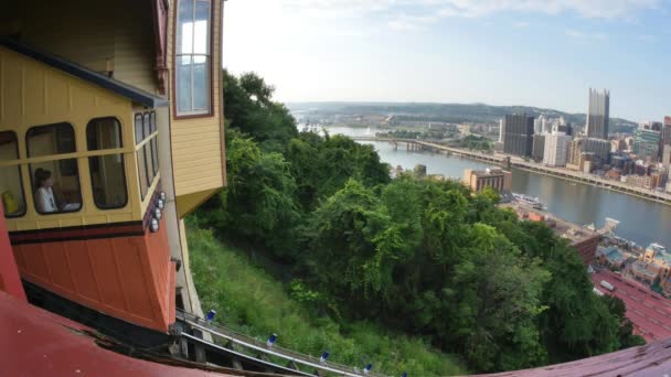 Monongahela Incline som det reser upp och ner Mount Washington — Stockvideo