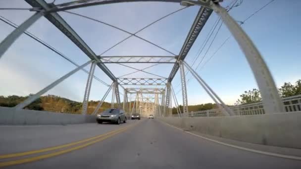 Perspektivvy av körning över Ambridge Bridge — Stockvideo