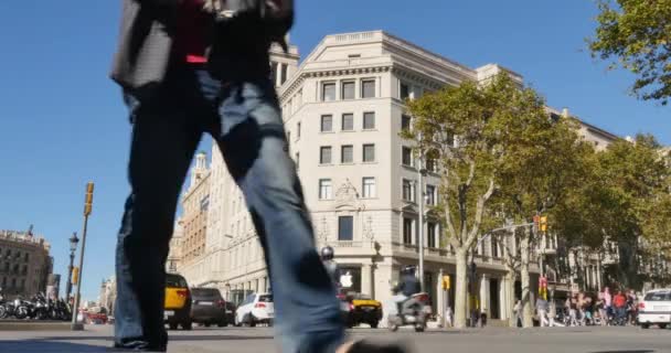 O trânsito passa pelas ruas de Barcelona — Vídeo de Stock