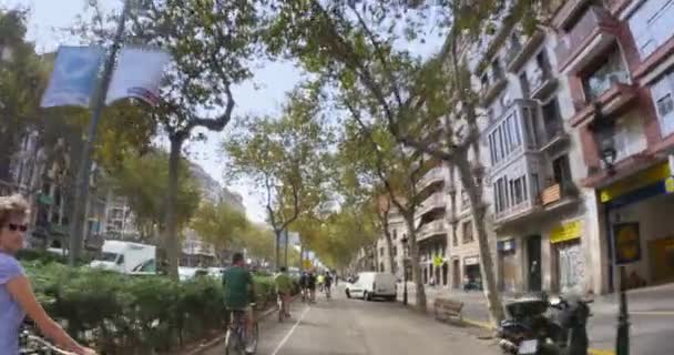 Turistas em bicicletas no centro de Barcelona — Vídeo de Stock