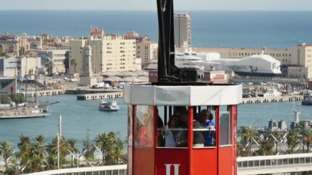 Transbordador teleférico como ele viaja de Montju=c para o Barceloneta — Vídeo de Stock