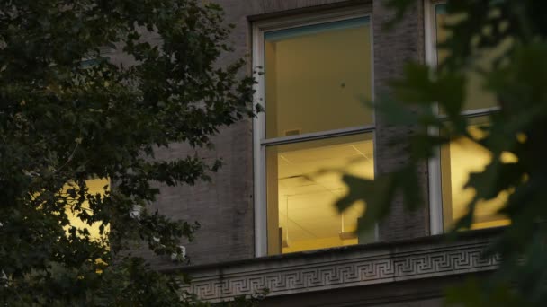 4K típico Manhattan estilo edifício noite estabelecendo tiro — Vídeo de Stock