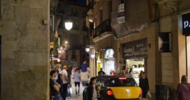 İnsanlar popüler ve kalabalık sokaklarda yürümek