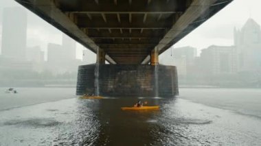 Yağmur Fırtınası Pittsburgh Allegheny Nehri Kayakers Hits