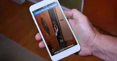 İki çocuk okuldan sonra eve dönen bir smartphone üzerinde izleme.
